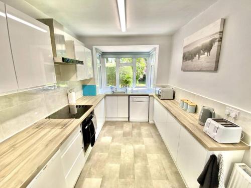 EasyRest - Spacious Detached House - 10 Beds - 5 Bedrooms - 4 Bathrooms - Secure Parking 5 Vehicles - Excellent Road Links - Perfect for Contractors & Large Groups, Grantham (fotografie 4)