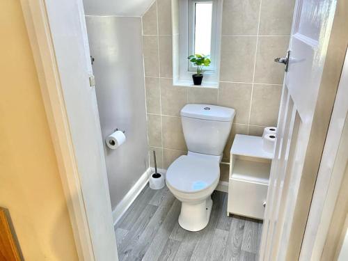 EasyRest - Spacious Detached House - 10 Beds - 5 Bedrooms - 4 Bathrooms - Secure Parking 5 Vehicles - Excellent Road Links - Perfect for Contractors & Large Groups, Grantham (fotografie 7)