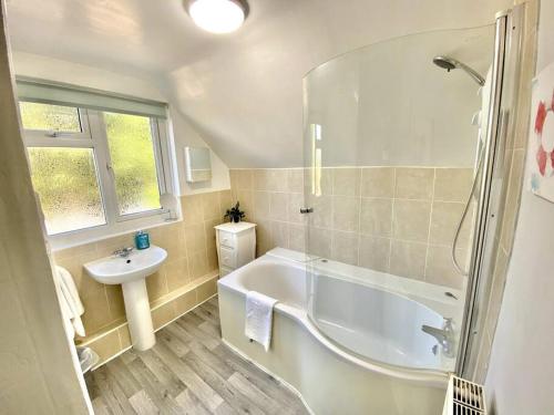 EasyRest - Spacious Detached House - 10 Beds - 5 Bedrooms - 4 Bathrooms - Secure Parking 5 Vehicles - Excellent Road Links - Perfect for Contractors & Large Groups, Grantham (fotografie 10)