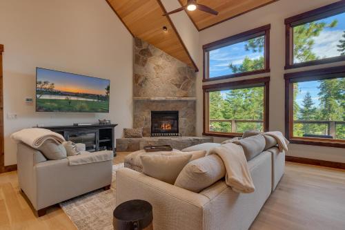 Bluebird Lodge by Tahoe Getaways - 4 BR with Hot Tub, Pool Table & Lake Views