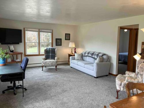 . Spacious Bass Creek Apartment B near Peace Trail