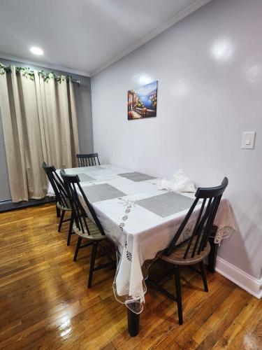 Cozy apartment shared with host in Laurelton, USA