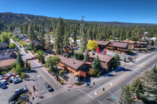 Exterior view, Robinhood Resort in Big Bear Lake (CA)