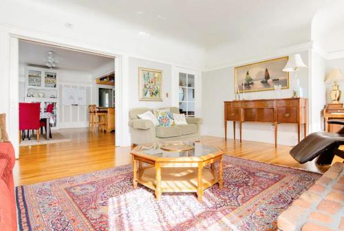 Private room in the heart of Elmwood Berkeley!