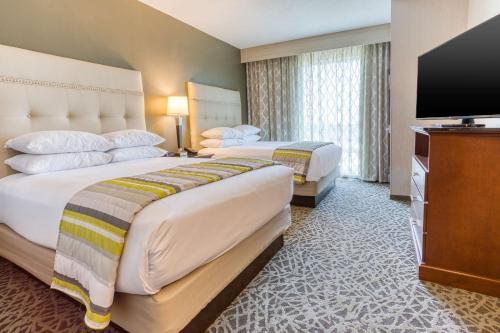 2 queen beds, 1 sofa bed