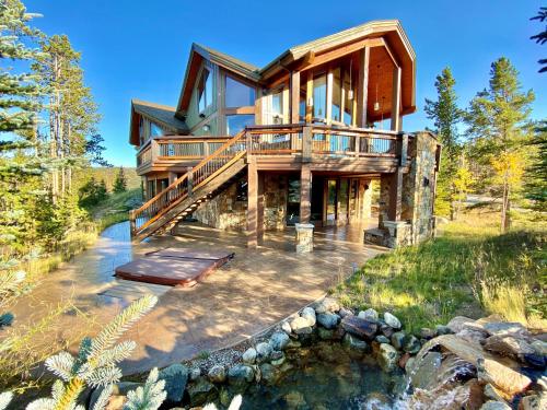 Four master suites, VIEWS!! Hot tub, private ski SHUTTLE, sprawling entertaining areas!!