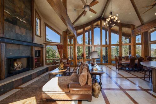 Four master suites, VIEWS!! Hot tub, private ski SHUTTLE, sprawling entertaining areas!! in Baldy Mountain