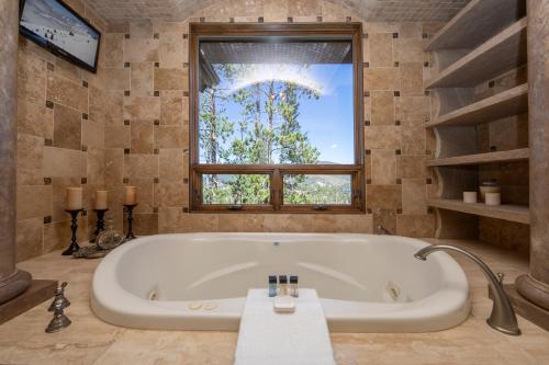 Four master suites, VIEWS!! Hot tub, private ski SHUTTLE, sprawling entertaining areas!! in Baldy Mountain