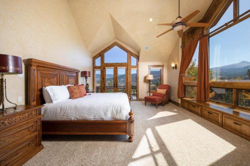 Four master suites, VIEWS!! Hot tub, private ski SHUTTLE, sprawling entertaining areas!! in Baldy Mountain