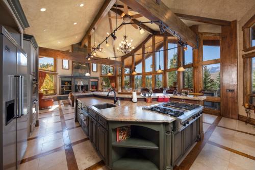 Four master suites, VIEWS!! Hot tub, private ski SHUTTLE, sprawling entertaining areas!! in Baldy Mountain