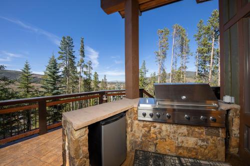 Four master suites, VIEWS!! Hot tub, private ski SHUTTLE, sprawling entertaining areas!! in Baldy Mountain