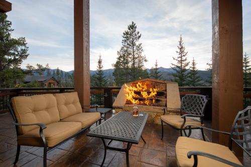 Four master suites, VIEWS!! Hot tub, private ski SHUTTLE, sprawling entertaining areas!! in Baldy Mountain