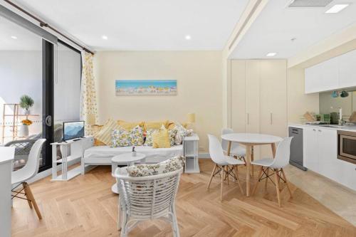 Sunny and bright apartment- Self Catering - main image