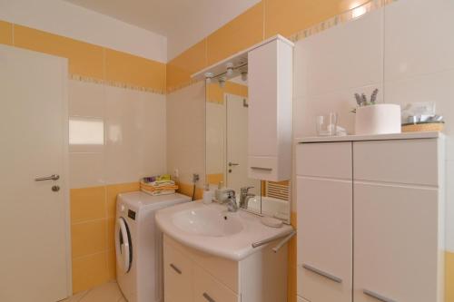 Family friendly apartments with a swimming pool Opatija - 7916 - image 4