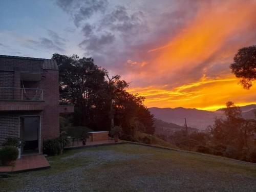 Gran casa envigado jacuzzi, sauna y mirador