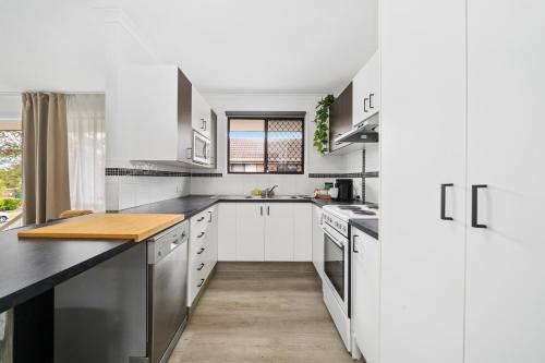 kuhinja, Mount Warren Park Stay 2 BR for Work and Families in Yatala