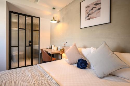 Superior Double Room image 10