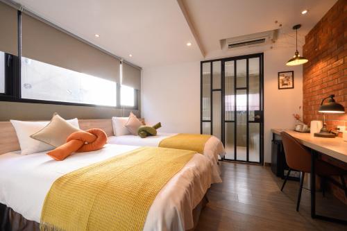 Deluxe Twin Room image 6