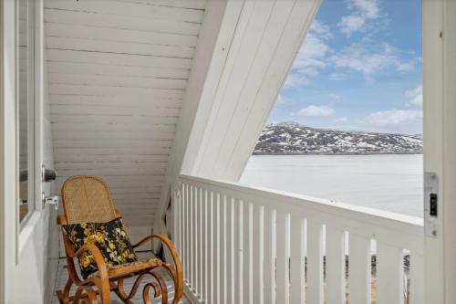 Idyllisk hus ved sjøen in Хаммерфест
