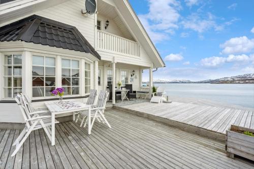Idyllisk hus ved sjøen in Хаммерфест