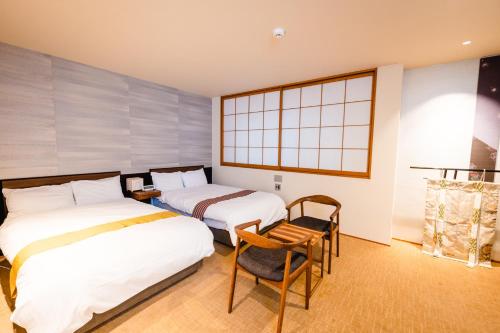 Superior Twin Room image 9