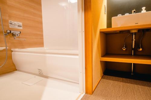 Superior Twin Room image 7