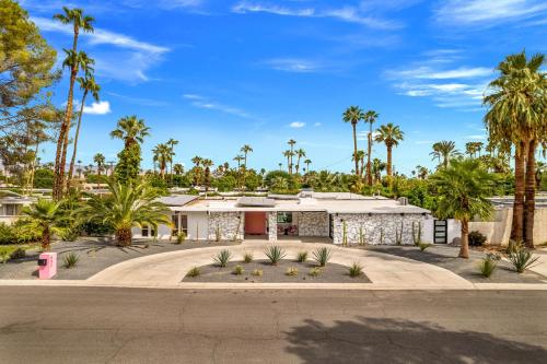 The Beverly - Pool Spa Fire pits Putting green in Palm Springs, USA