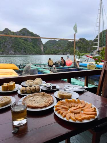 Food and beverages, Eco Floating Farm Stay Cai Beo in Ben Beo