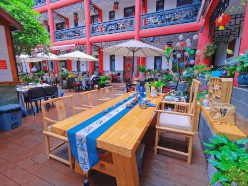 Wenjun Courtyard Hotel ---5 mins walk from Tonghuimen metro station, near Tianfu square, close by culture park and Sichuan opera house, English speaking service, local tours