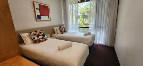 Executive Three-Bedroom Apartment image 5