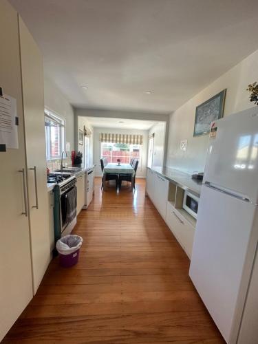 مطبخ, Sunny House with 5 Bedrooms(near airport) in بابانيو