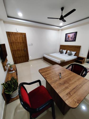 Deluxe Double Room with Balcony image 2