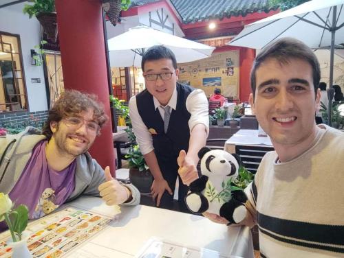 Wenjun Courtyard Hotel ---5 mins walk from Tonghuimen metro station, near Tianfu square, close by culture park and Sichuan opera house, English speaking service, local tours