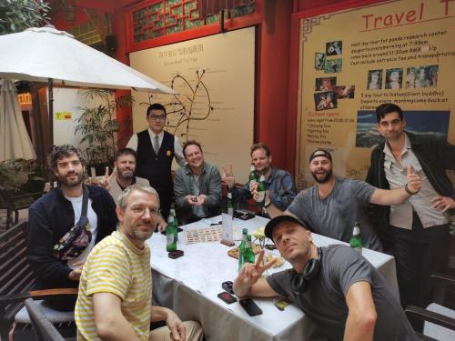 Wenjun Courtyard Hotel ---5 mins walk from Tonghuimen metro station, near Tianfu square, close by culture park and Sichuan opera house, English speaking service, local tours