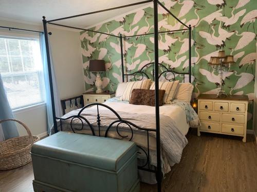 The Castle: Lake Views, Comfort, Nature, Decor in Cambridge Springs, USA