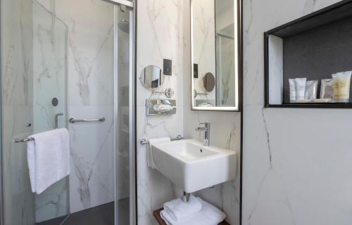 Standard King Room image 4