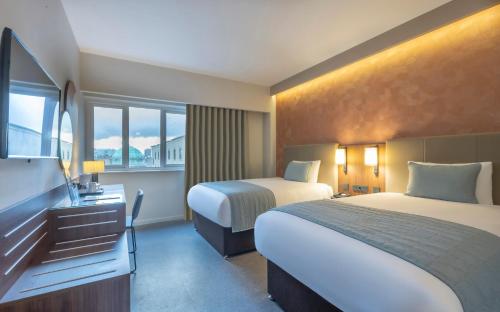 Standard Twin Room image 4
