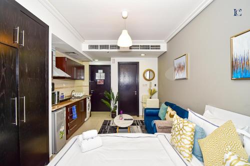 Luxury Escapes - Cozy Studio with Balcony near Metro - Goldcrest 2 JLT, Dubaï (photo 4)