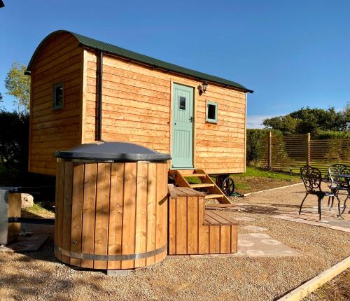 B&B Leominster - Luxury shepherd hut, hot tub, firepit and views - Bed and Breakfast Leominster