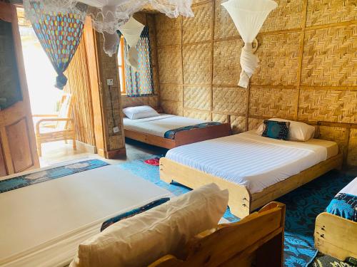4 twin beds