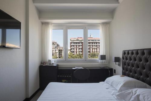 Classic Double Room image 4