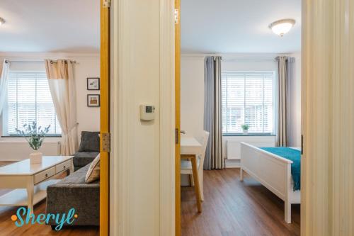 The Flat 2 by Sheryl - Stone throw to Northampton Gen Hosp & Town Centre