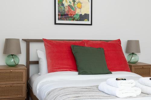 Spacious 4BR 3-Storey Townhouse in Lively Deptford, London (photo 9)