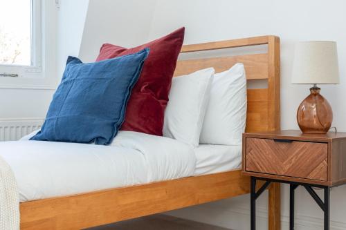 Spacious 4BR 3-Storey Townhouse in Lively Deptford, London (photo 10)