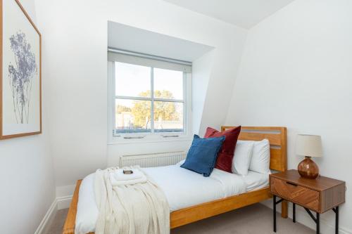 Spacious 4BR 3-Storey Townhouse in Lively Deptford, London (photo 5)
