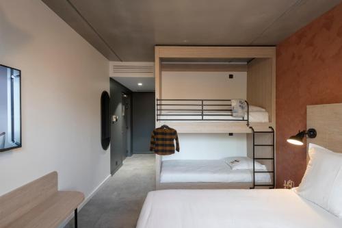 2 twin beds, 2 bunk beds