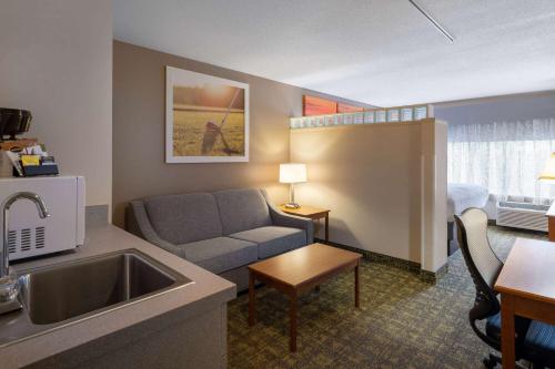 Days Inn & Suites by Wyndham Madison