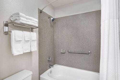 Days Inn by Wyndham Savannah - image 12