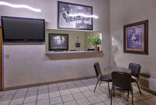 Super 8 by Wyndham Vernon in Vernon, USA