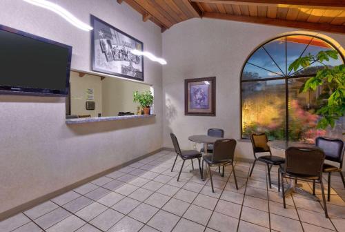 Super 8 by Wyndham Vernon in Vernon, USA